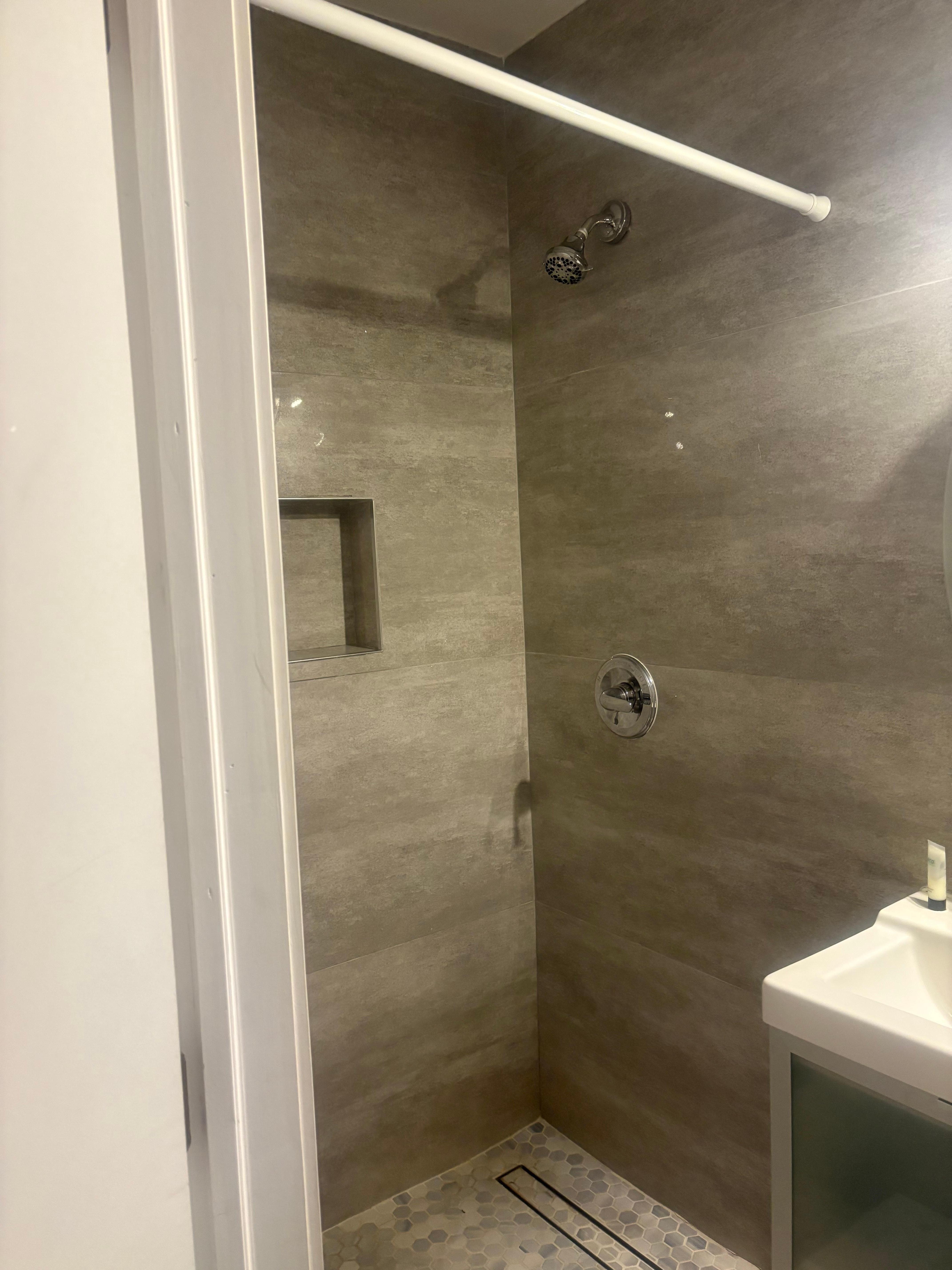 El baño ni cortina tenía y no entregaron tapete para el baño