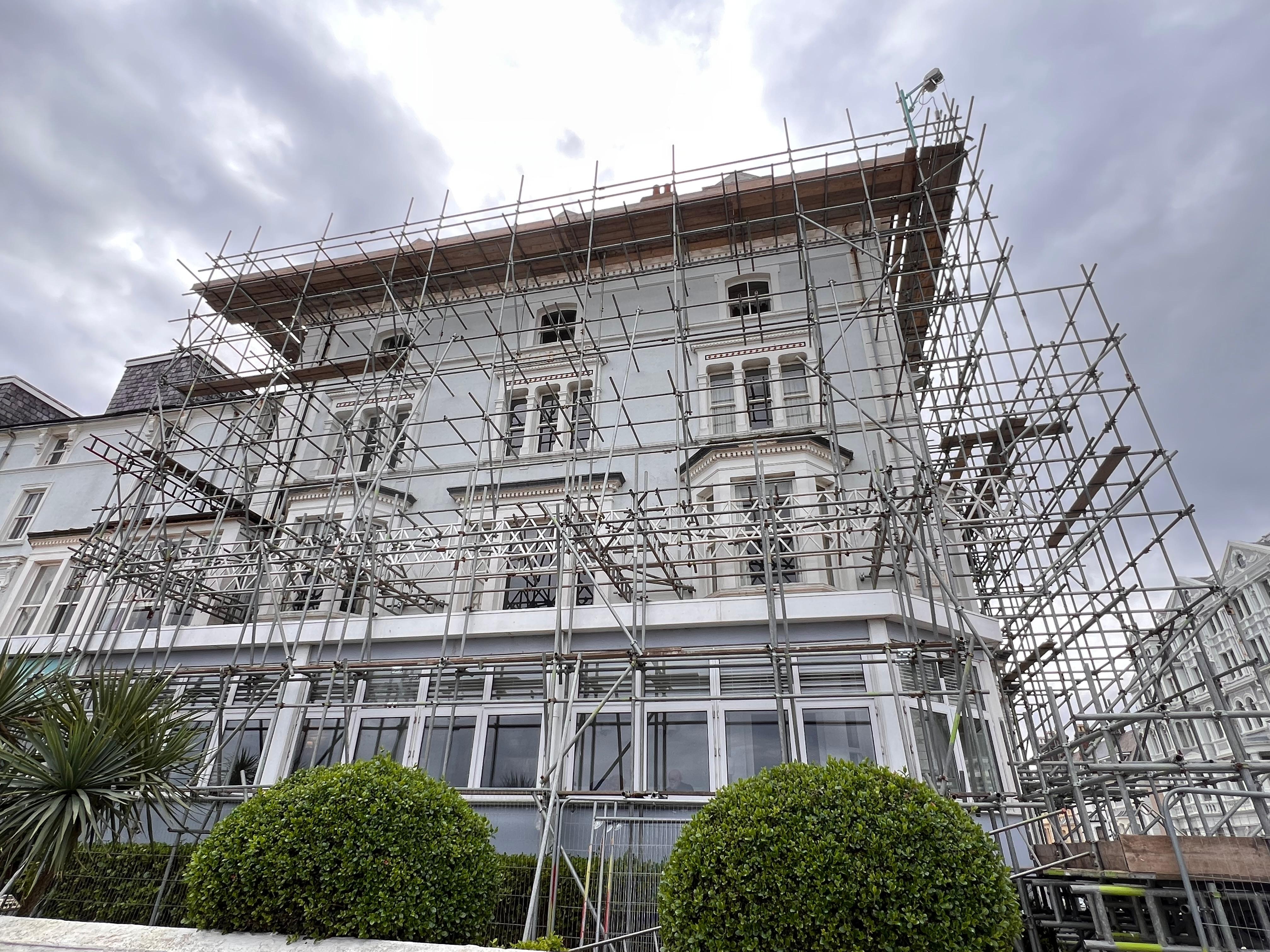 整個酒店被鐵架圍着嚴重影響海景景觀，跟購買時照片不同感覺受騙！