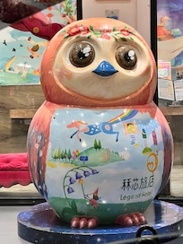門口的大公仔