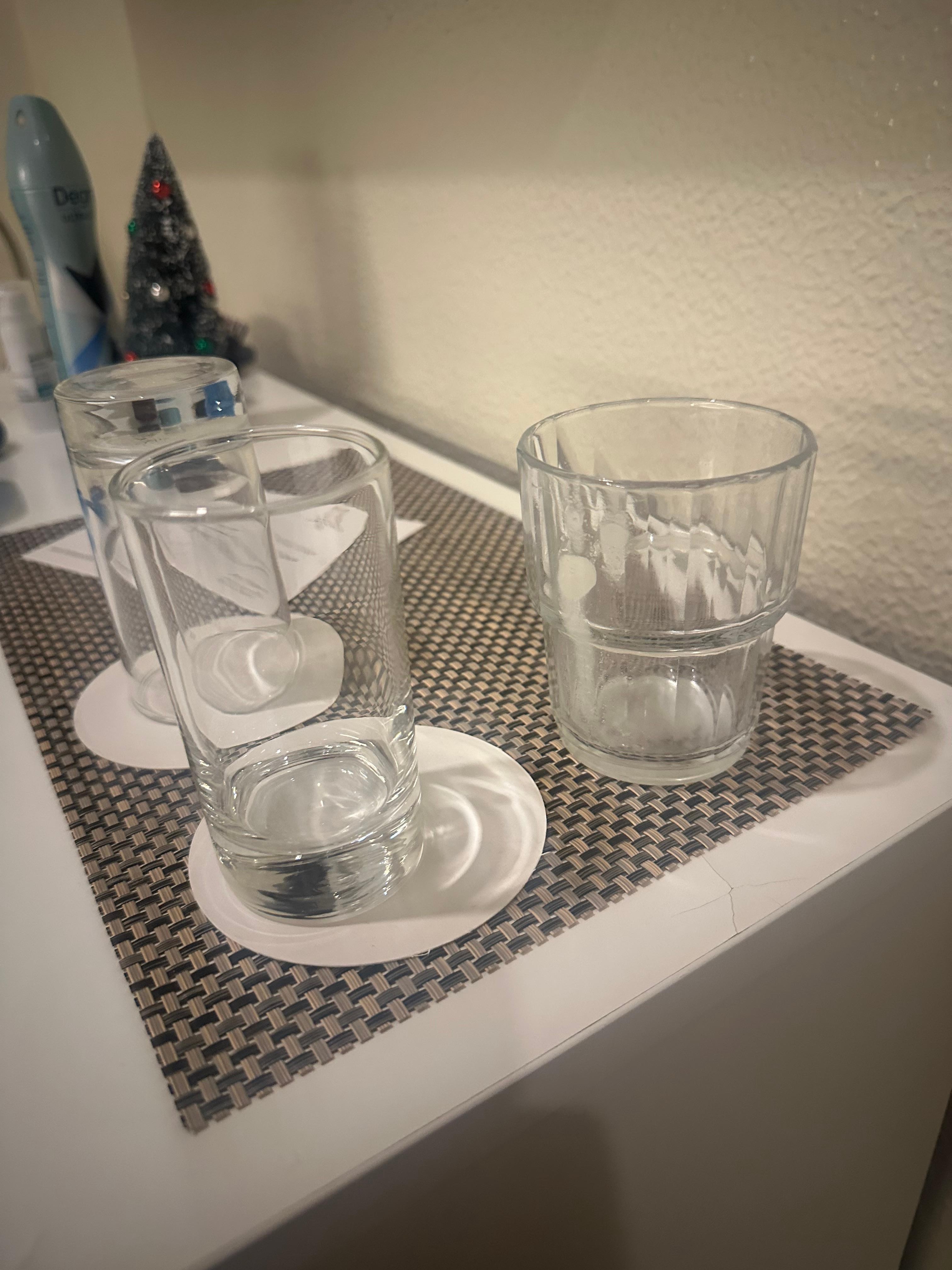 Copos deixados sujos e não substituídos pela camareira. Idem primeiro registro.  