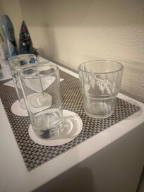 Copos deixados sujos e não substituídos pela camareira. Idem primeiro registro.