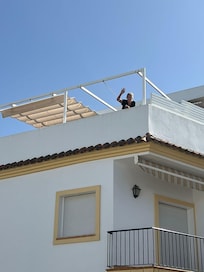 Dachterrasse von der Strasse aus.