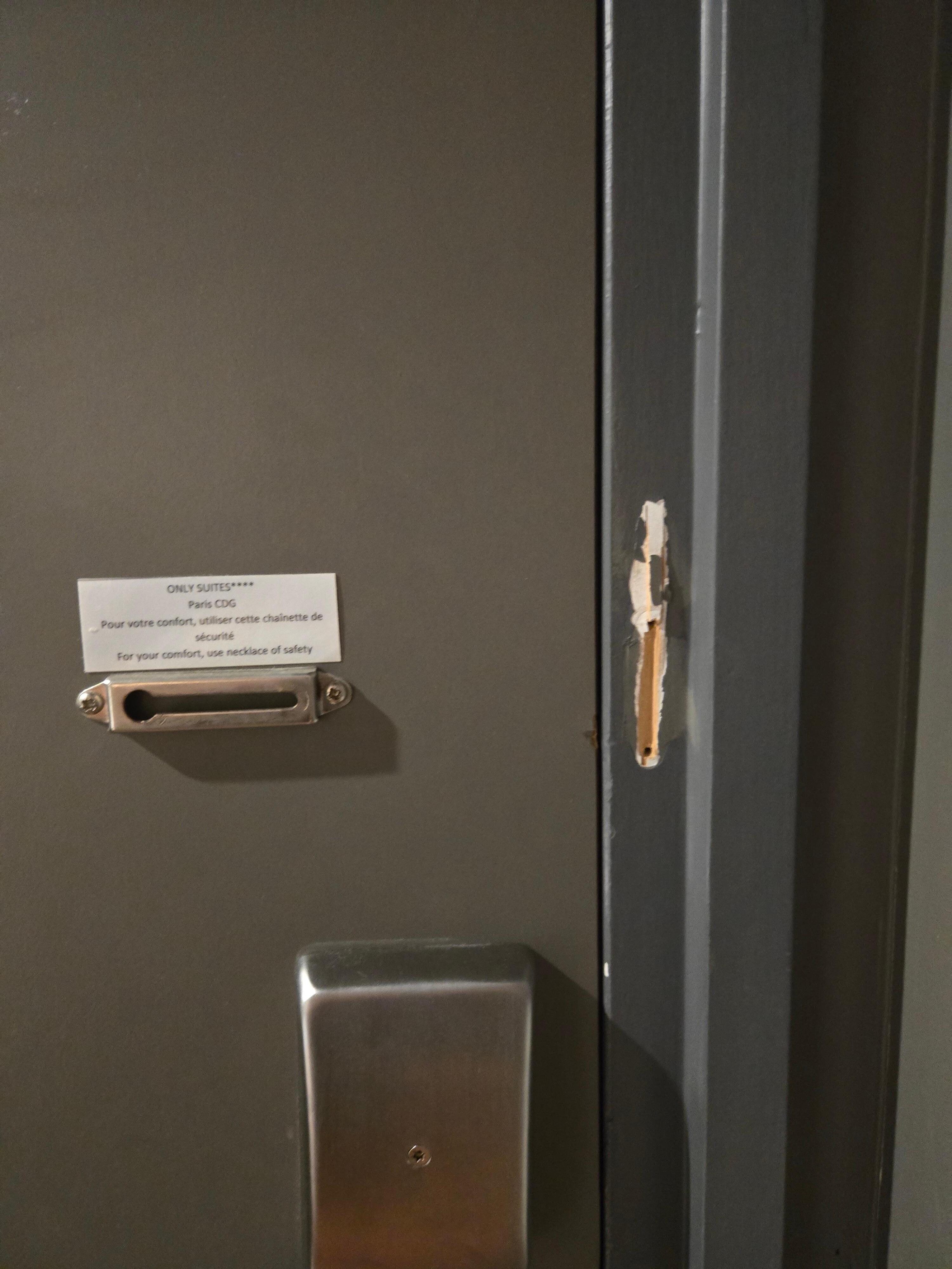Missing chain on the door on the inside