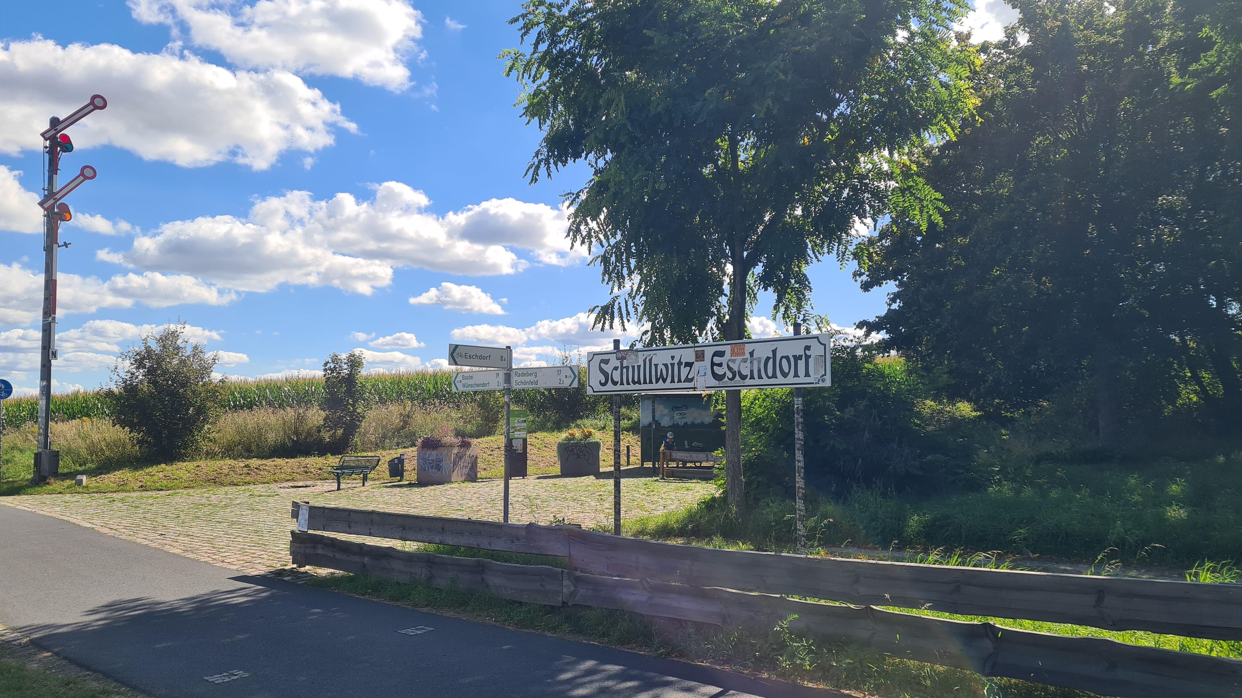 Radweg mit Rastplatz am alten Bahndamm