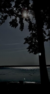 Moon over Missisquoi Bay / La lune dessous Baie Missisquoi