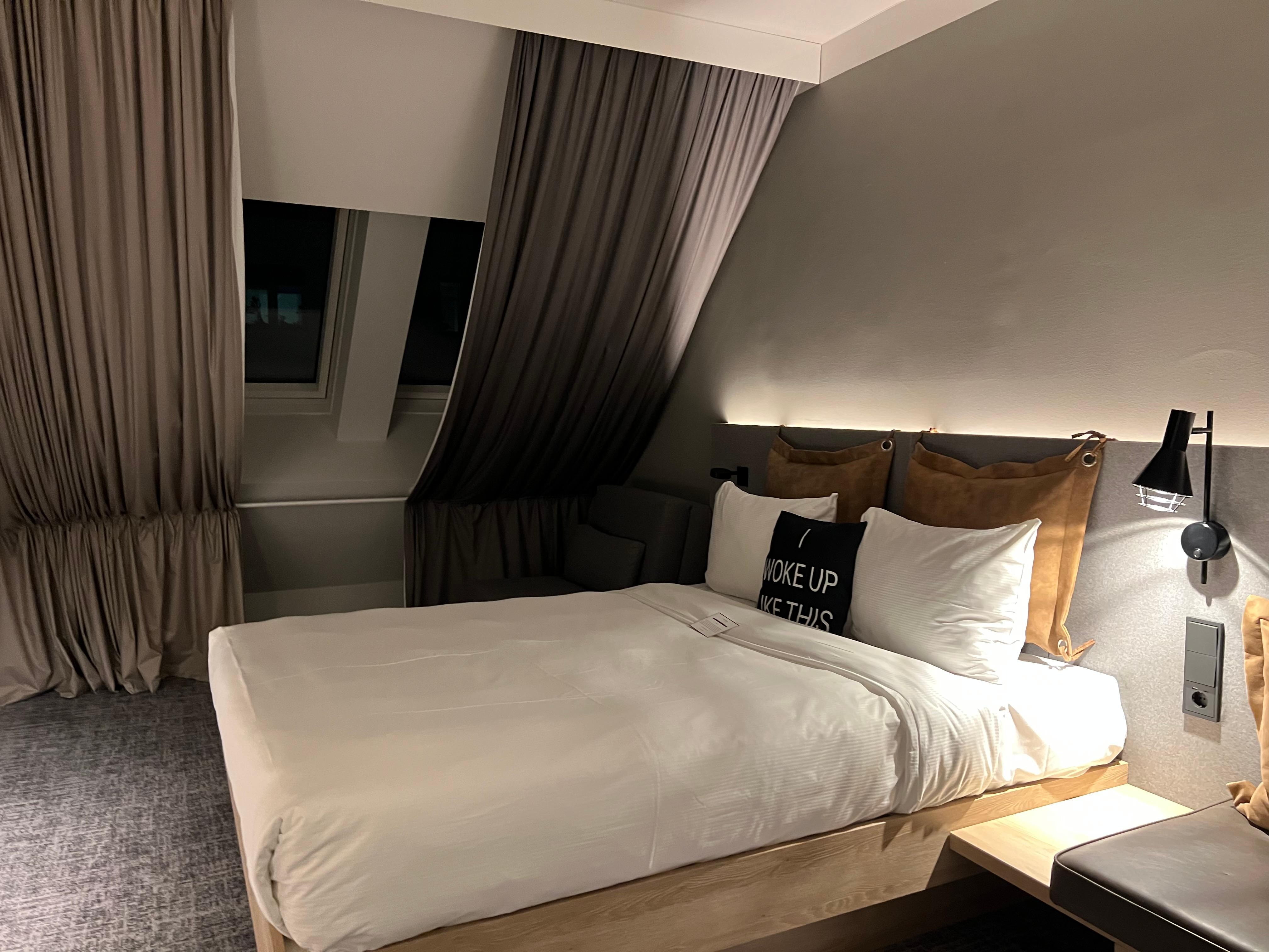 Clean and functional bedroom 