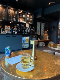 Aufenthaltsbereich mit Bar