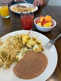 Chilaquiles y fruta