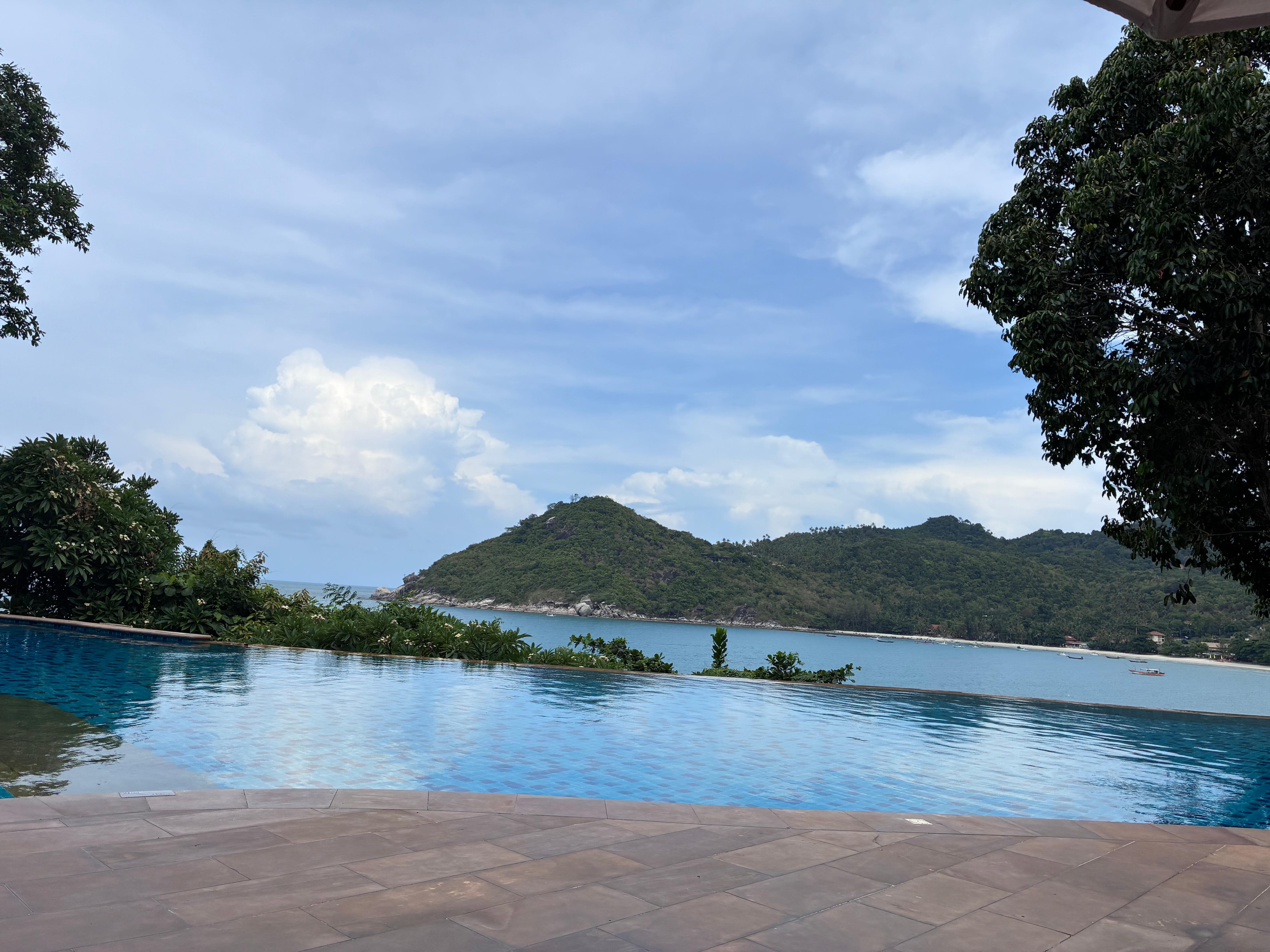 Infinity Pool mit Ausblick Meer