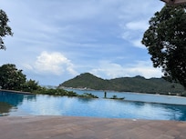 Infinity Pool mit Ausblick Meer