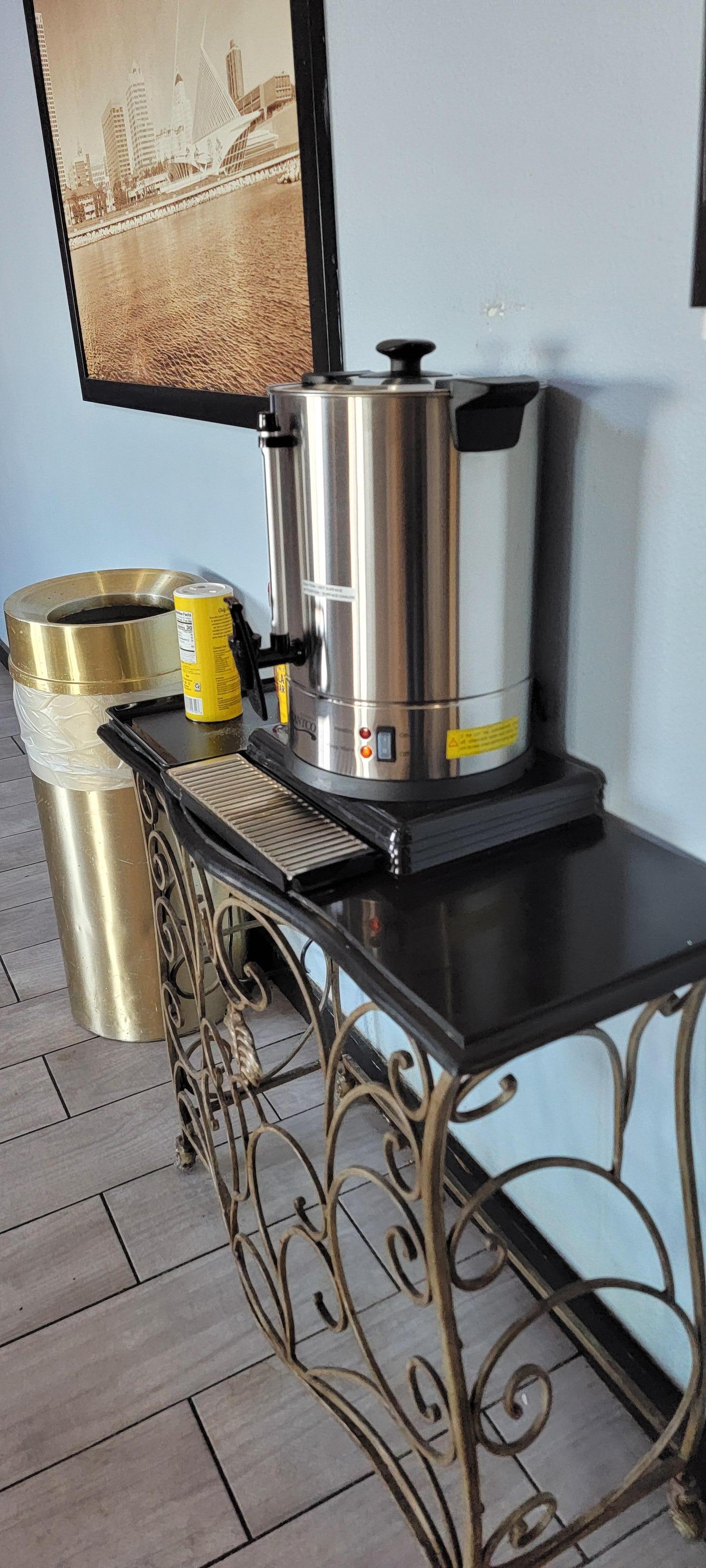 Le distributeur de café tenant lieu à lui seul le rôle de "Free breakfast light".