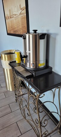 Le distributeur de café tenant lieu à lui seul le rôle de "Free breakfast light".