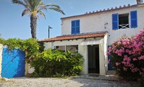 Die Gartenseite des Hauses. Die beiden Schlafzimmer im Obergeschoss.