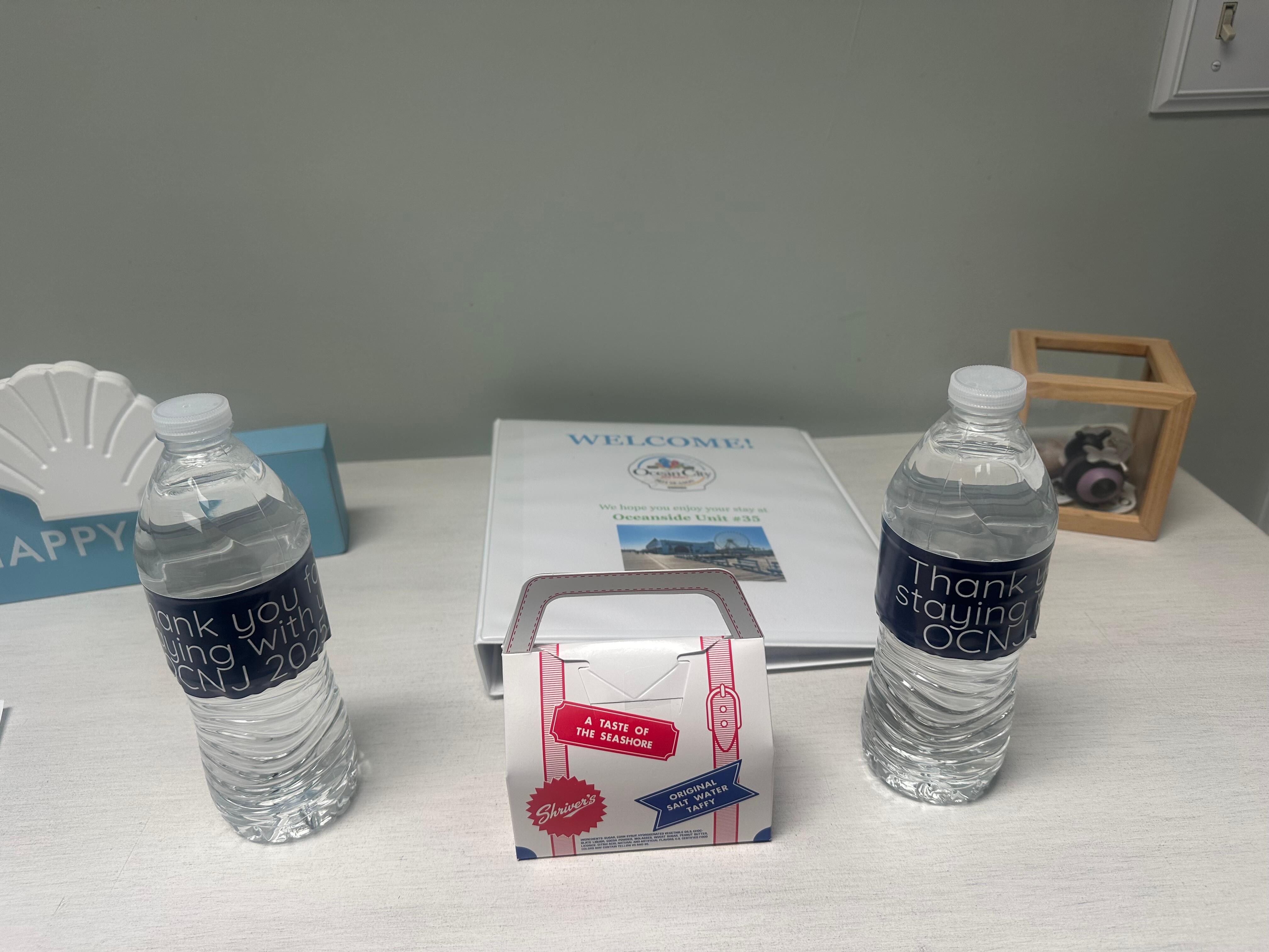 Fresh taffy and waters were waiting for us. 🥰