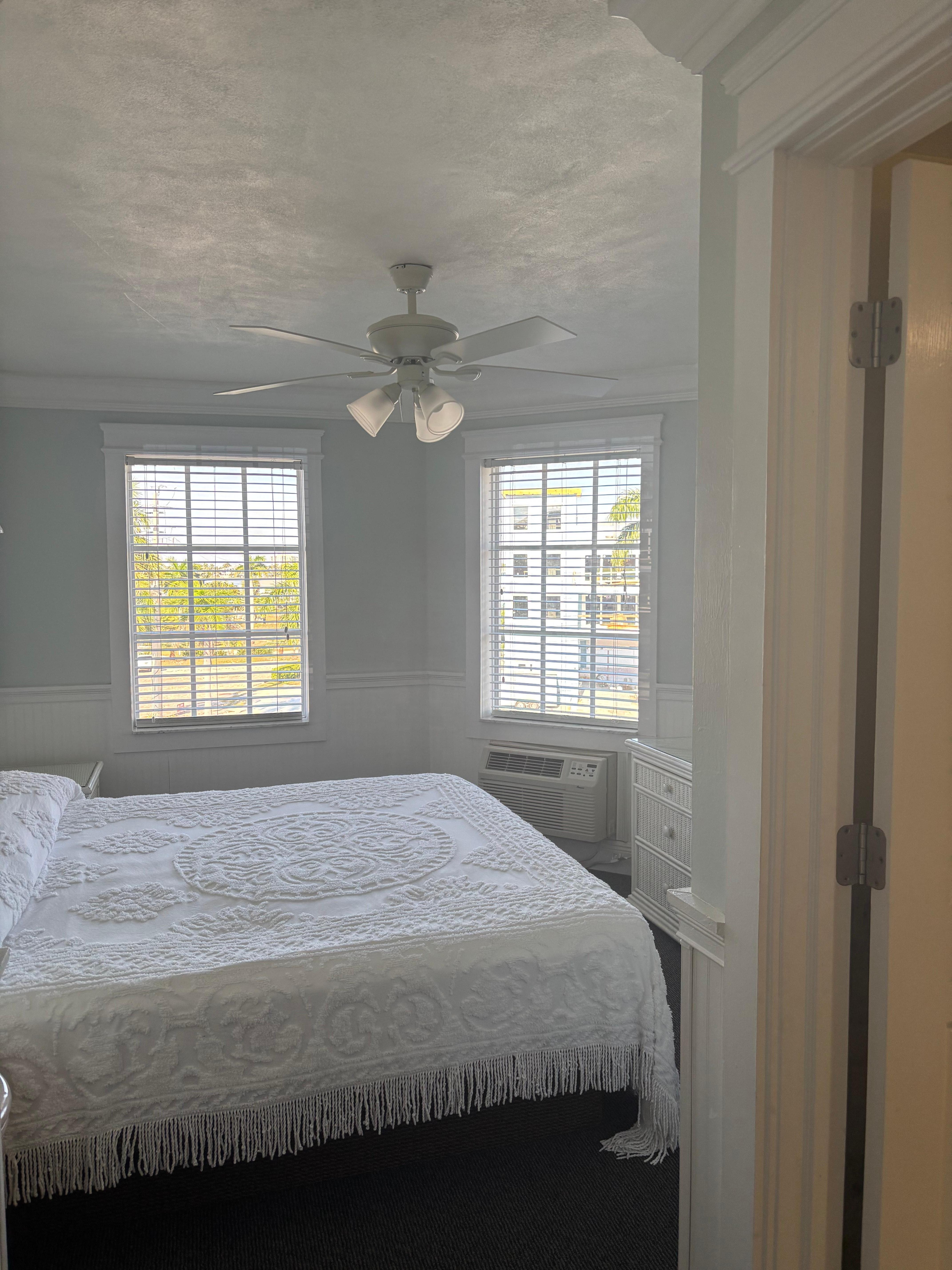 Master bedroom w/ensuite bathroom