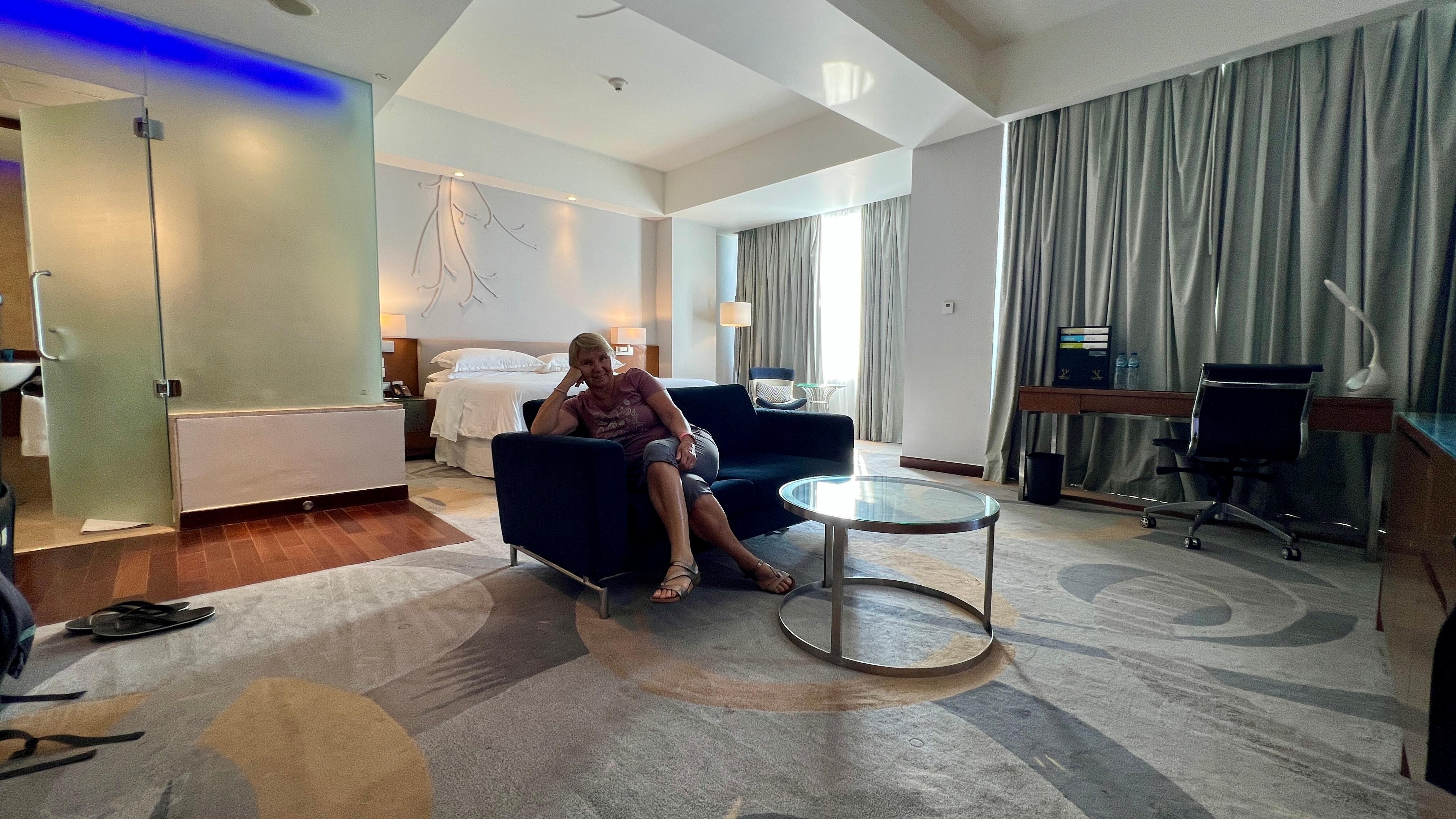 Very spacious room with a sea view.