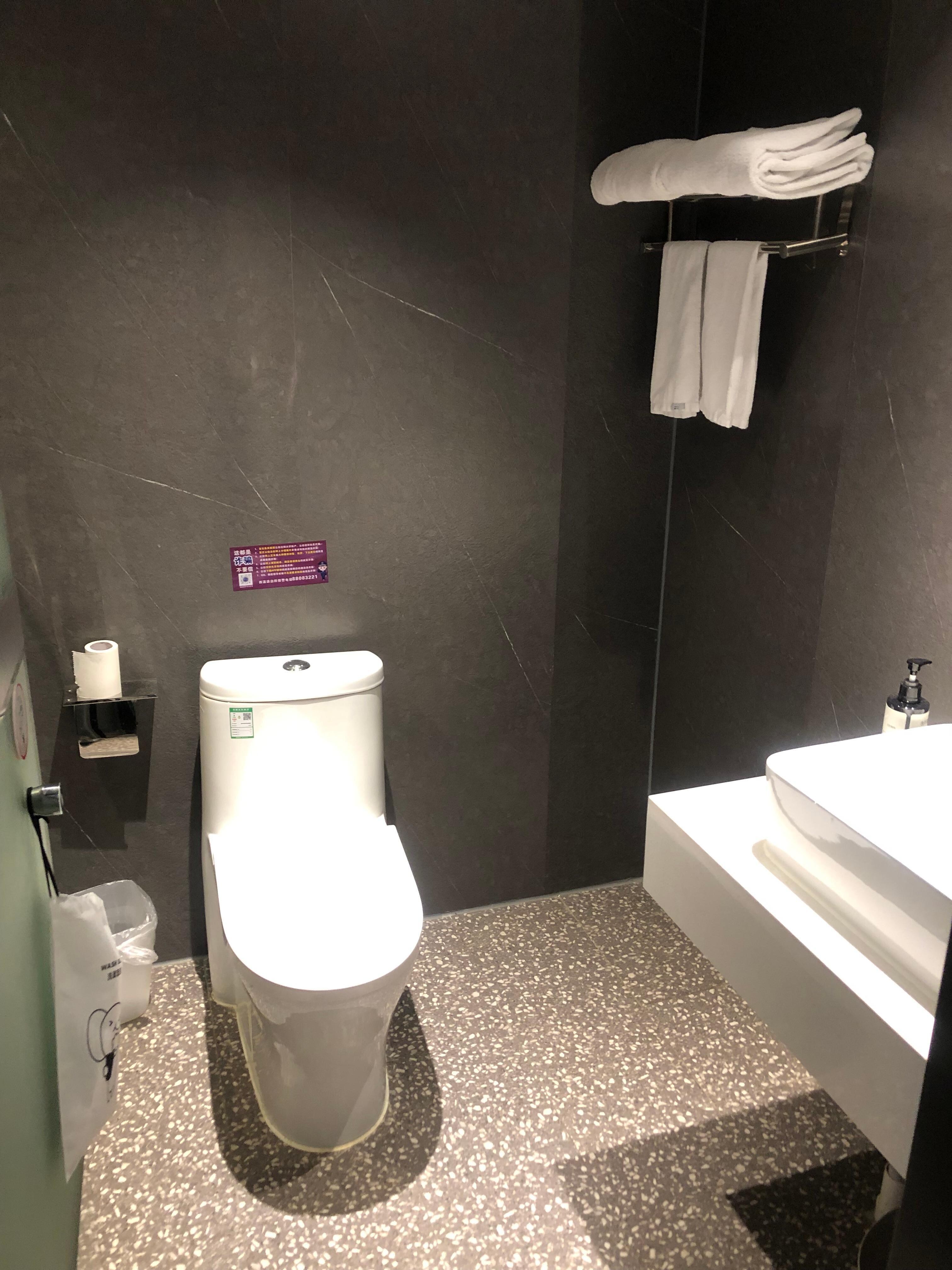 廁所沒有緊急電話跟掛鉤