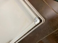 Rail de la douche où coulissent les portes ! Dégoûtant !