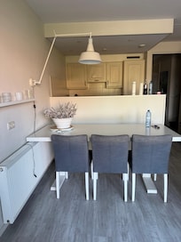 Eßzimmer & dahinter die Küche