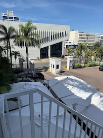 Security at the gate makes you feel very safe.