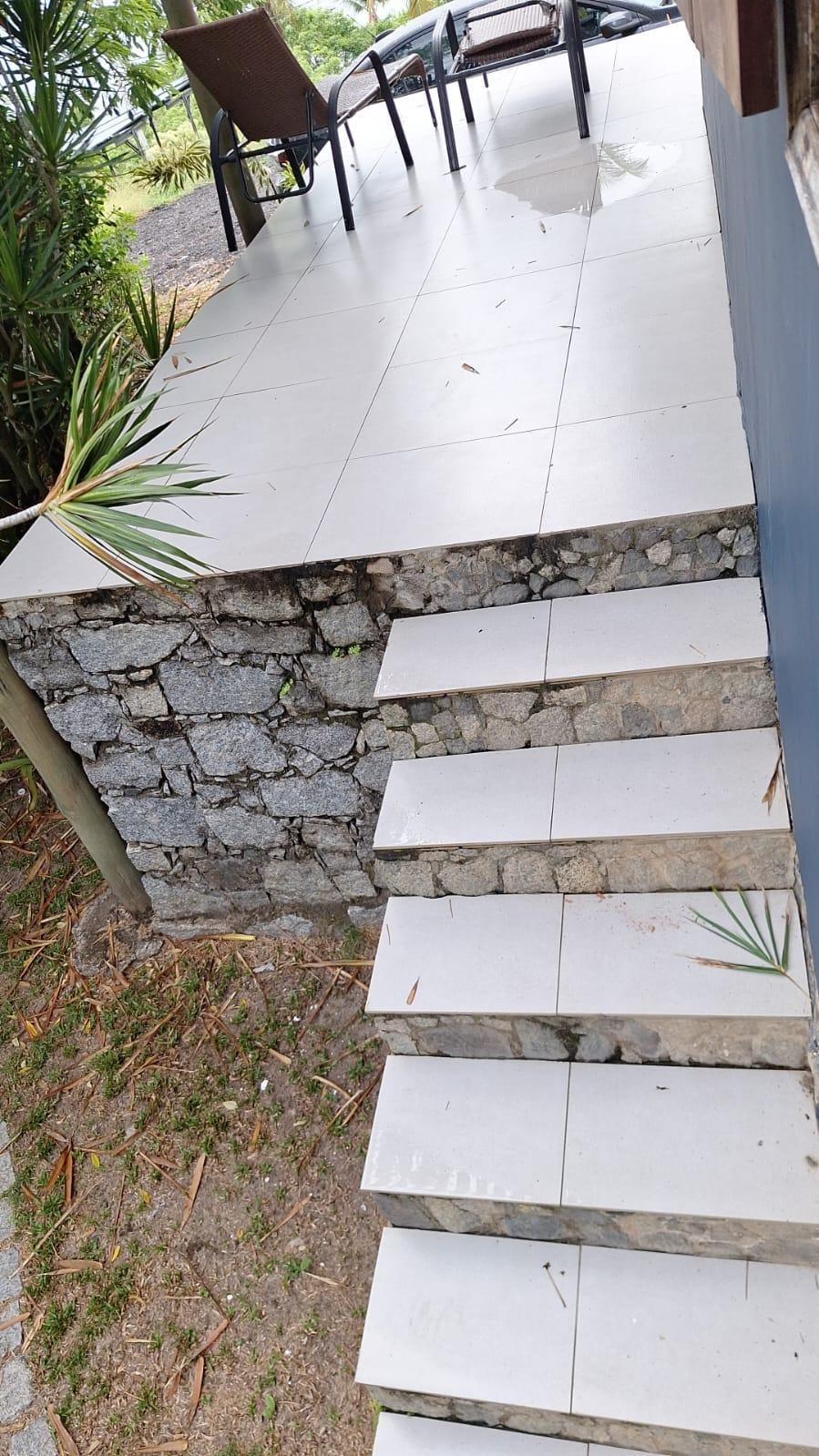 escada sem antiderrapante e sem corrimão causou acidente de grande risco. PERIGO. Os órgão de fiscalização deveriam ver isso. Pode matar ou aleijar alguém!!