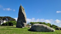Menhir Men Marz sur la route de la plage