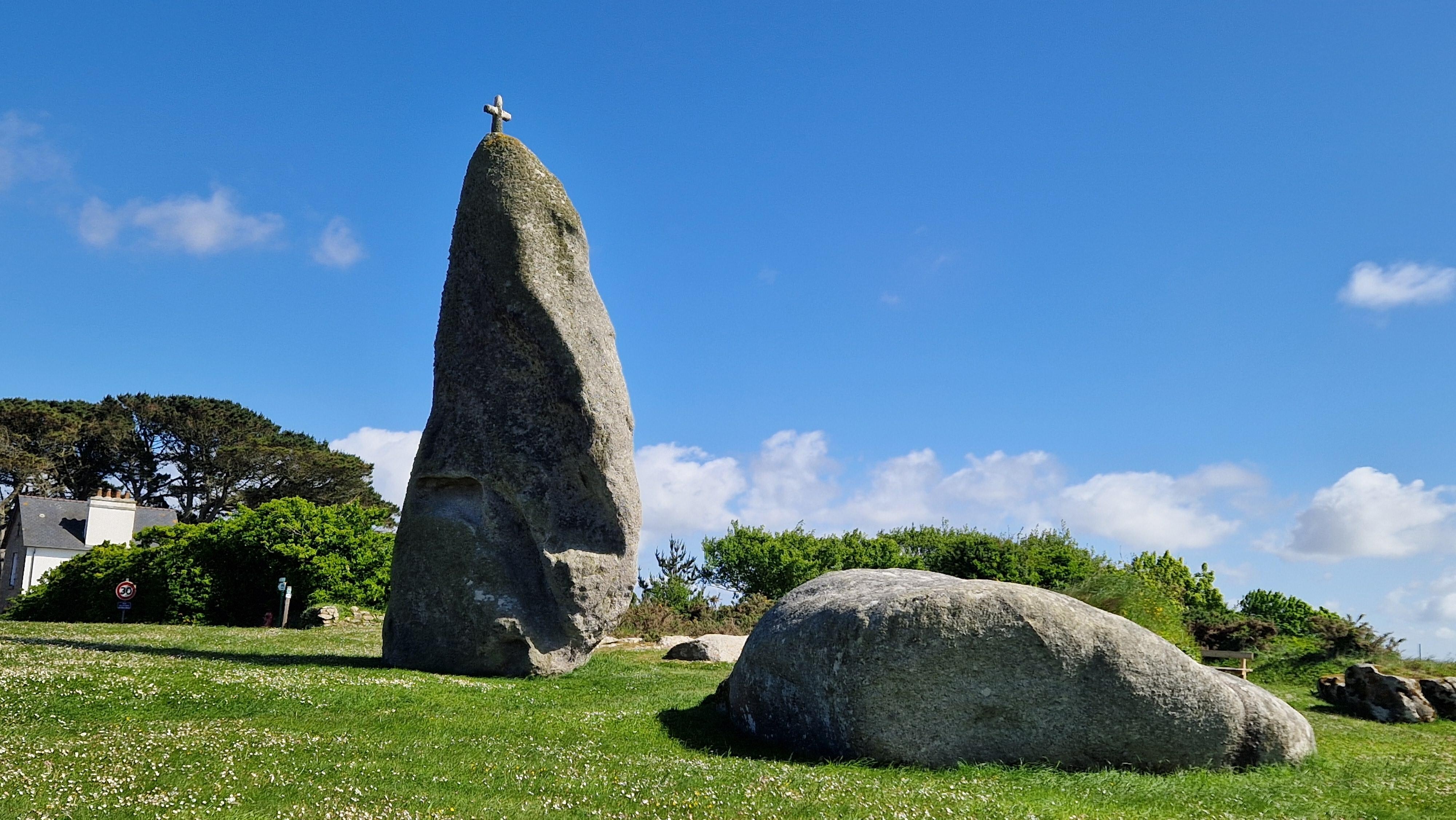Menhir Men Marz sur la route de la plage