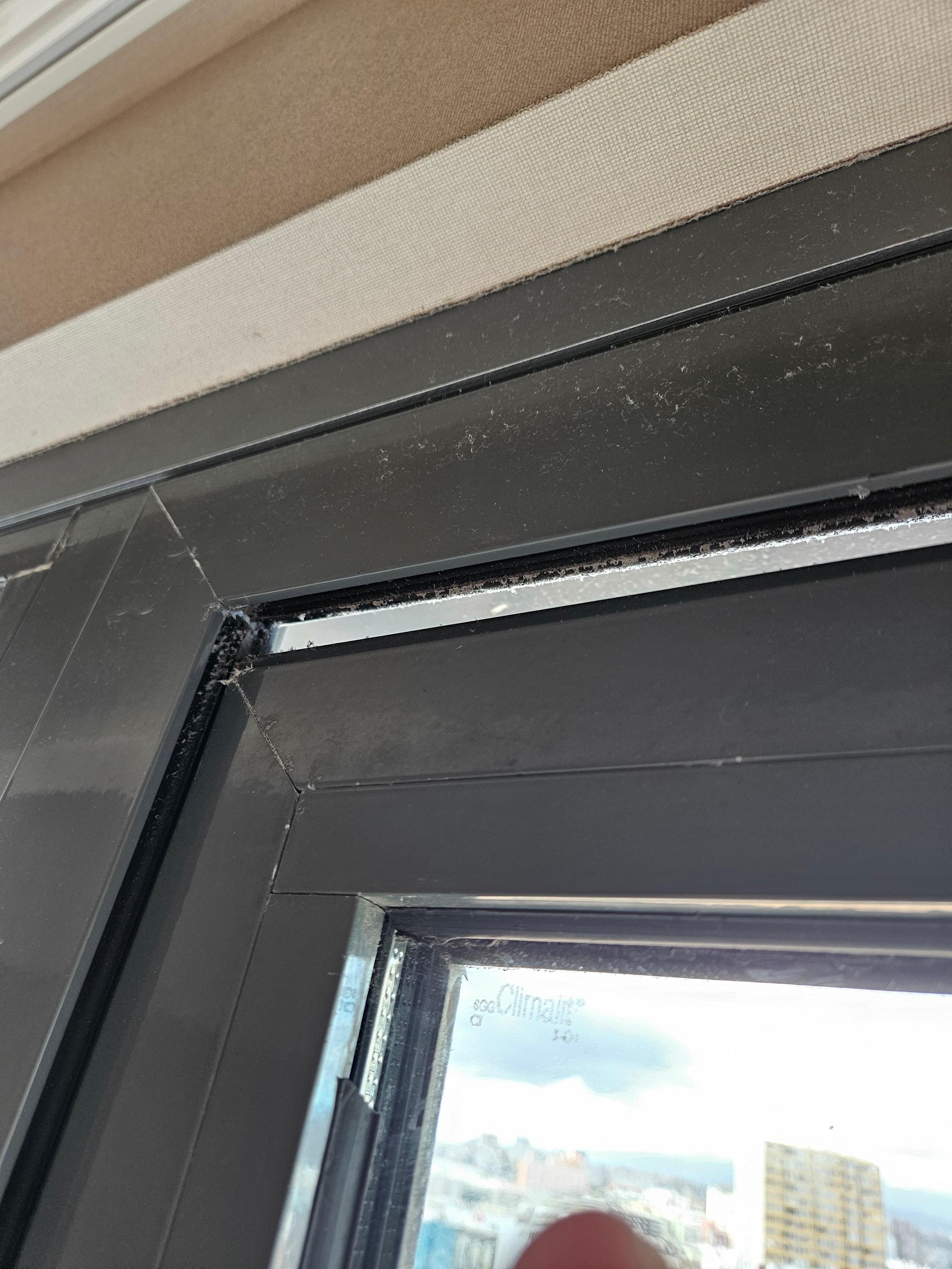 Passformen mellan balkongdörren och karmen är dålig.  När det är blåsigt blir det ett tjutande ljud. 