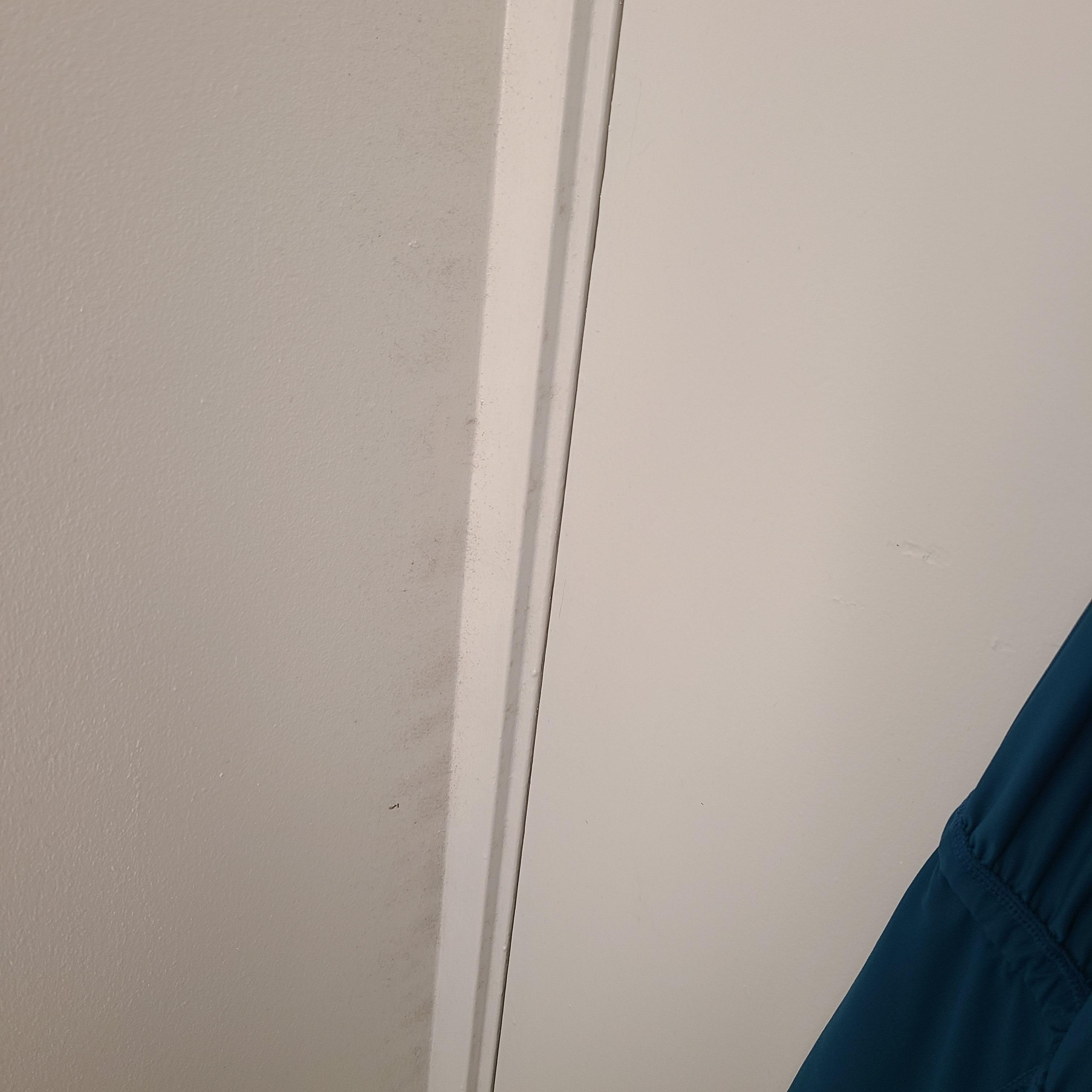 Layers of dus on walls