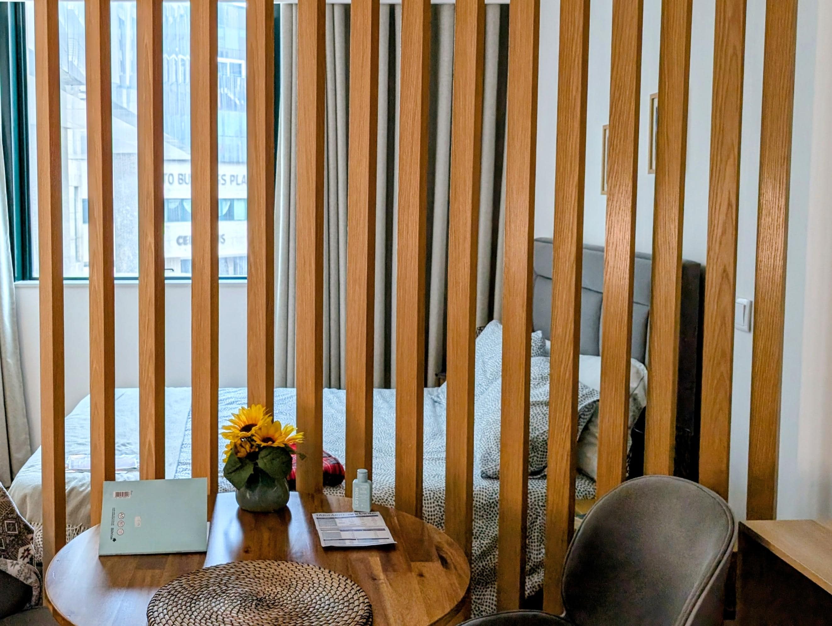 The sun shines through out this cosy unit.