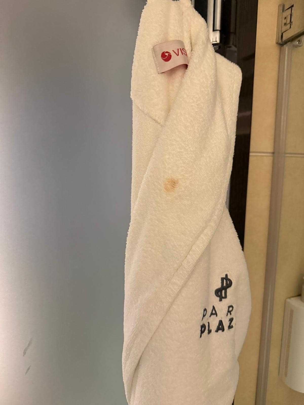 Näkyvä tahra "puhtaassa" kylpytakissa. 