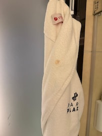 Näkyvä tahra "puhtaassa" kylpytakissa.