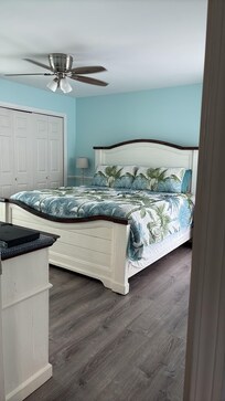 Beautiful beach decor. Very comfortable!