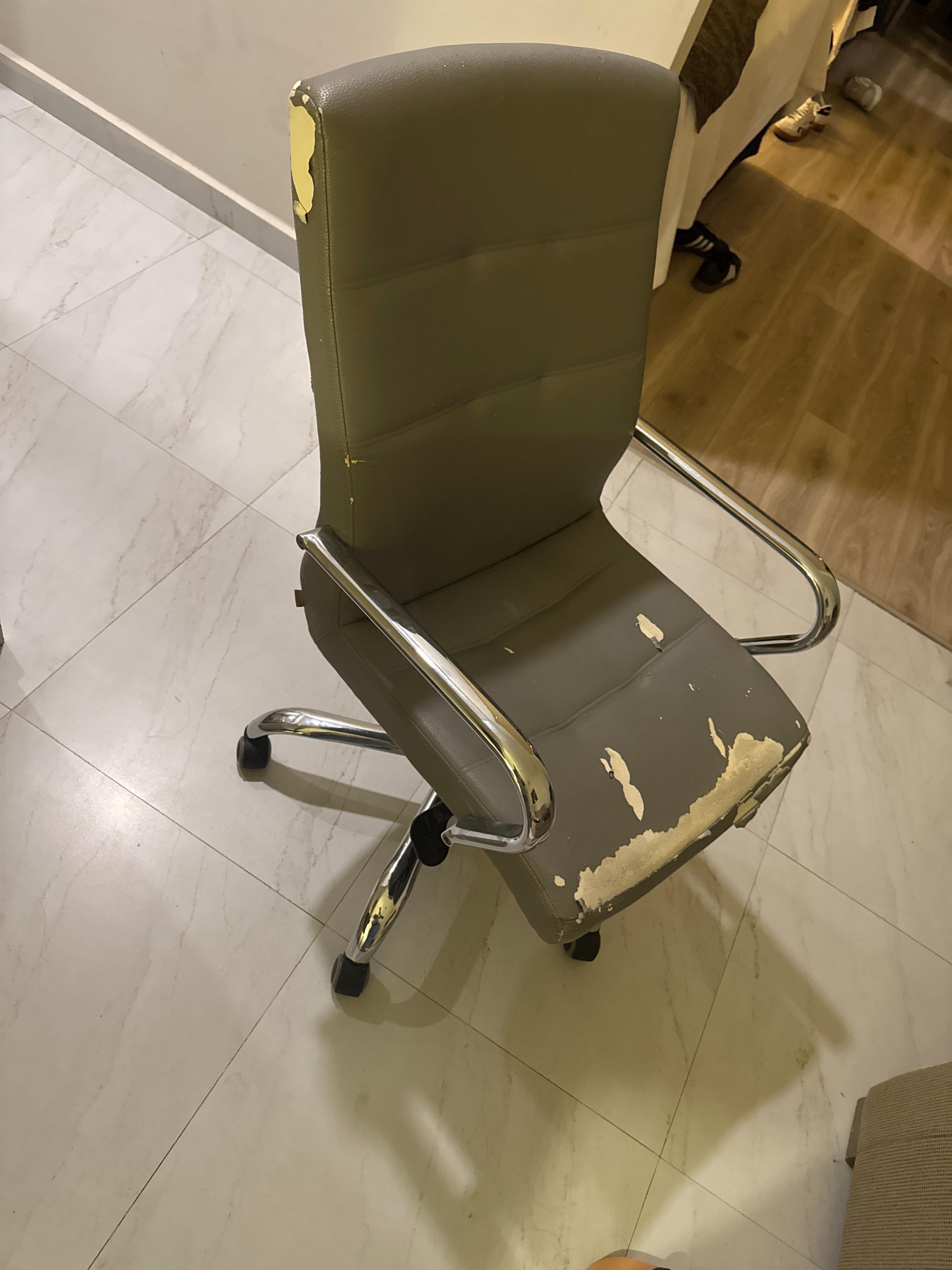 La silla está en muy malas condiciones 