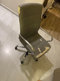 La silla está en muy malas condiciones