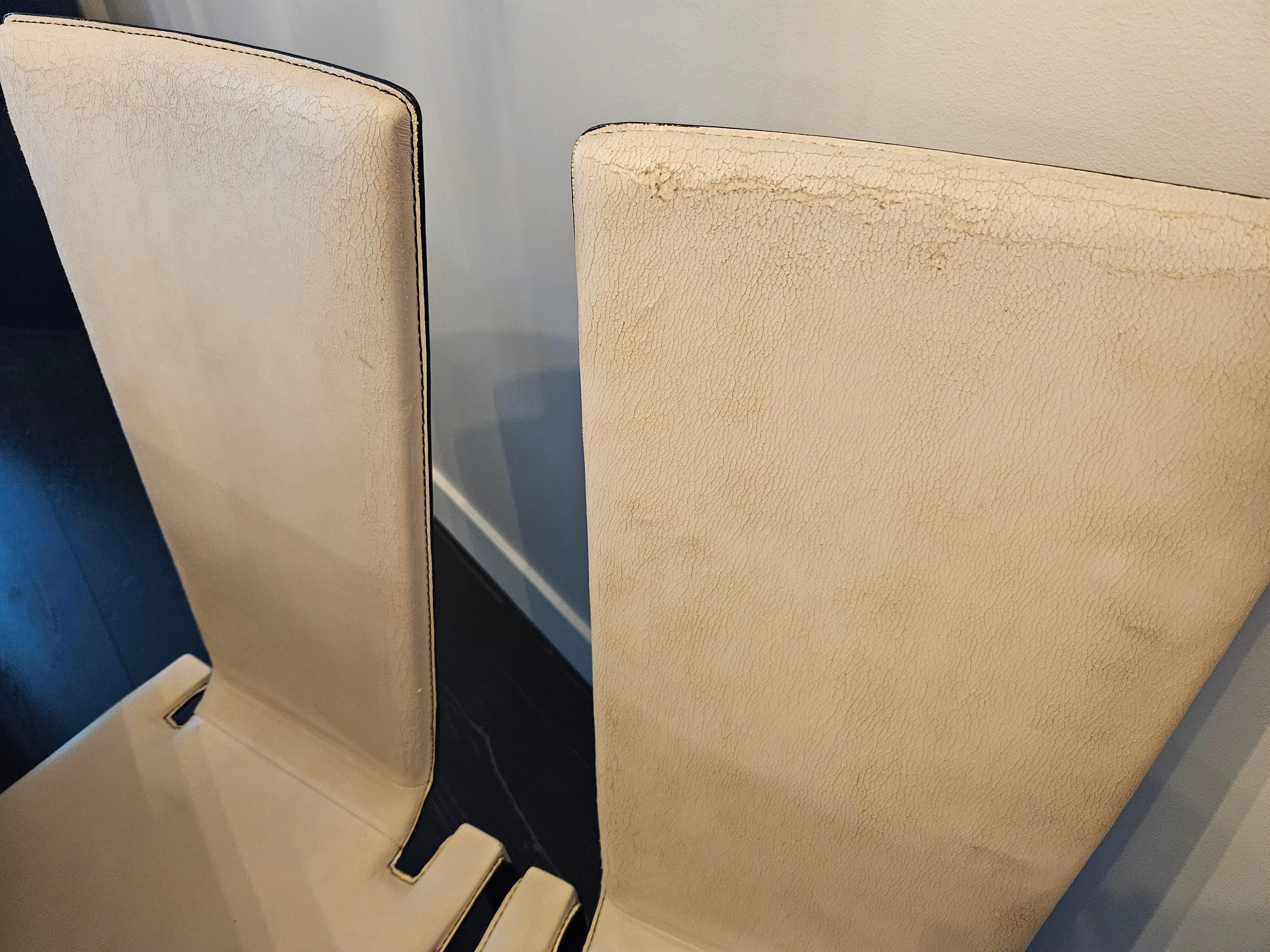 Worn and cracked dining chairs. Also, the 6th dining chair was missing. When I contacted the hosts about this, they were not aware. We had to bring in a patio chair to the dining room table to eat together.