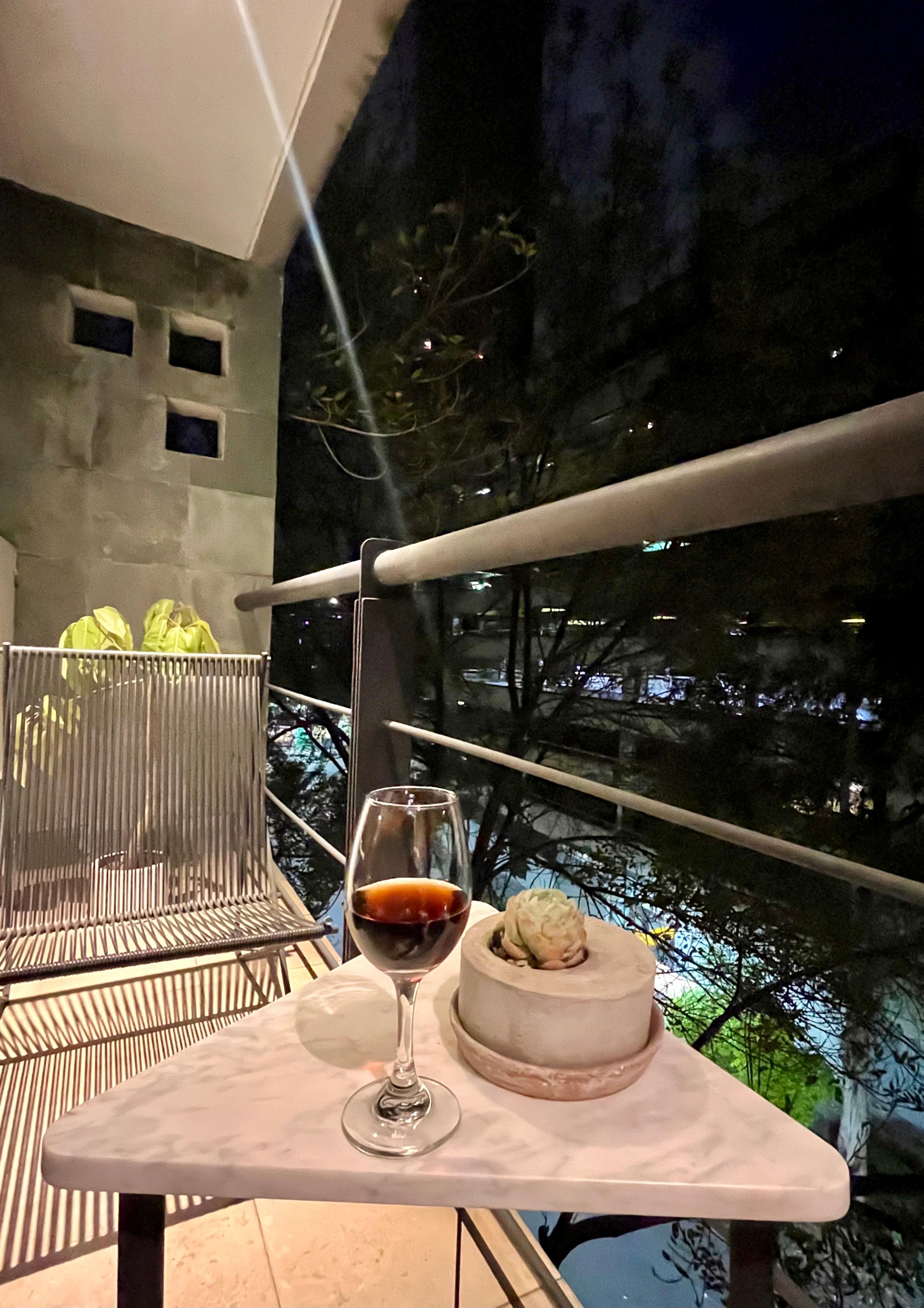 Bello balcón con buena vista para un relax 