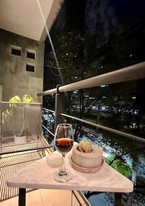 Bello balcón con buena vista para un relax