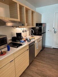 Tem uma cozinha e mesa para as refeições noturnas