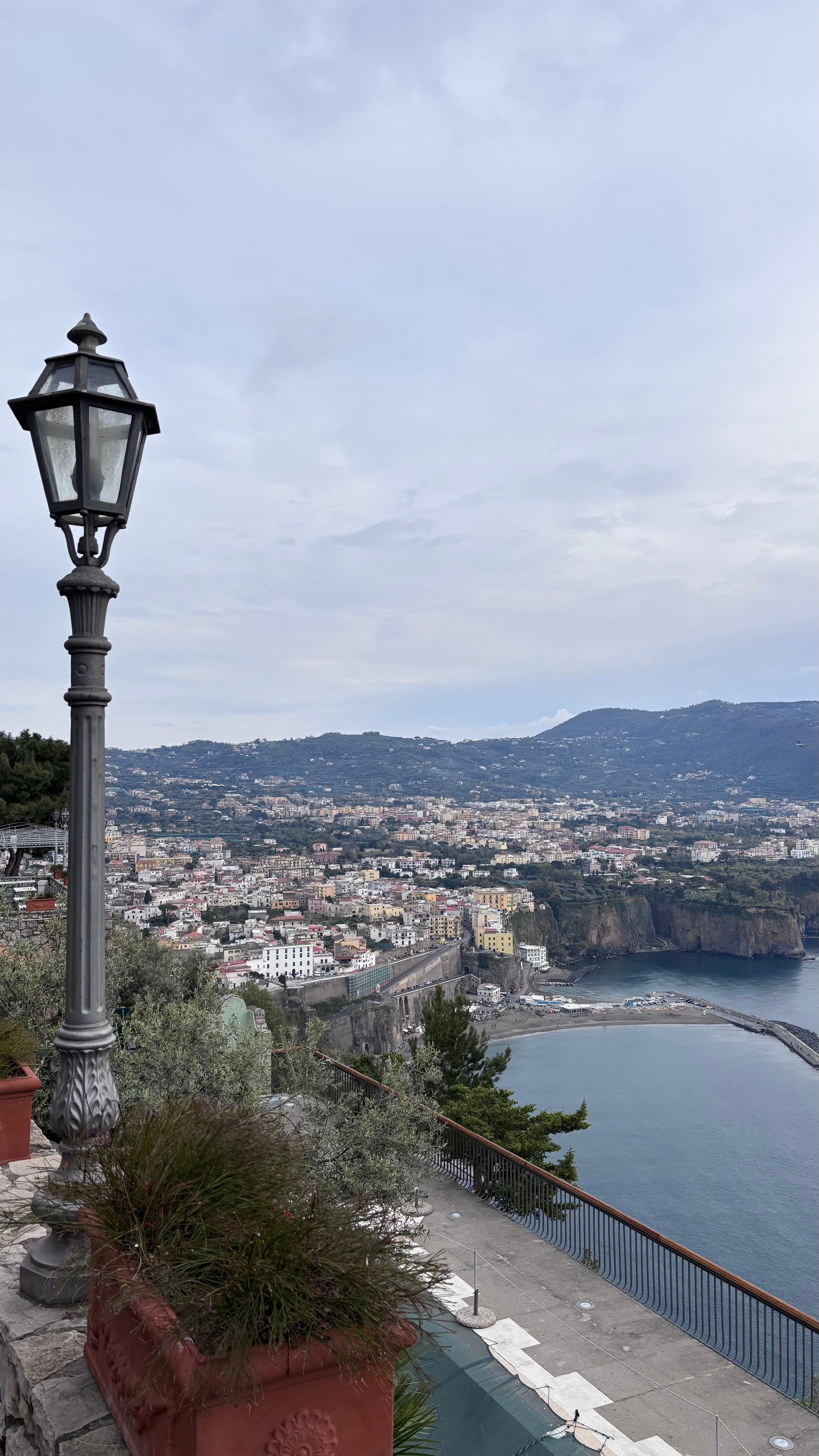 Ausblick von der Einfahrt des Hotels. 