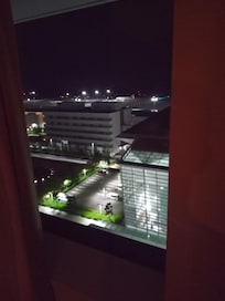 座落位置在機場旁,周邊很是寧靜。