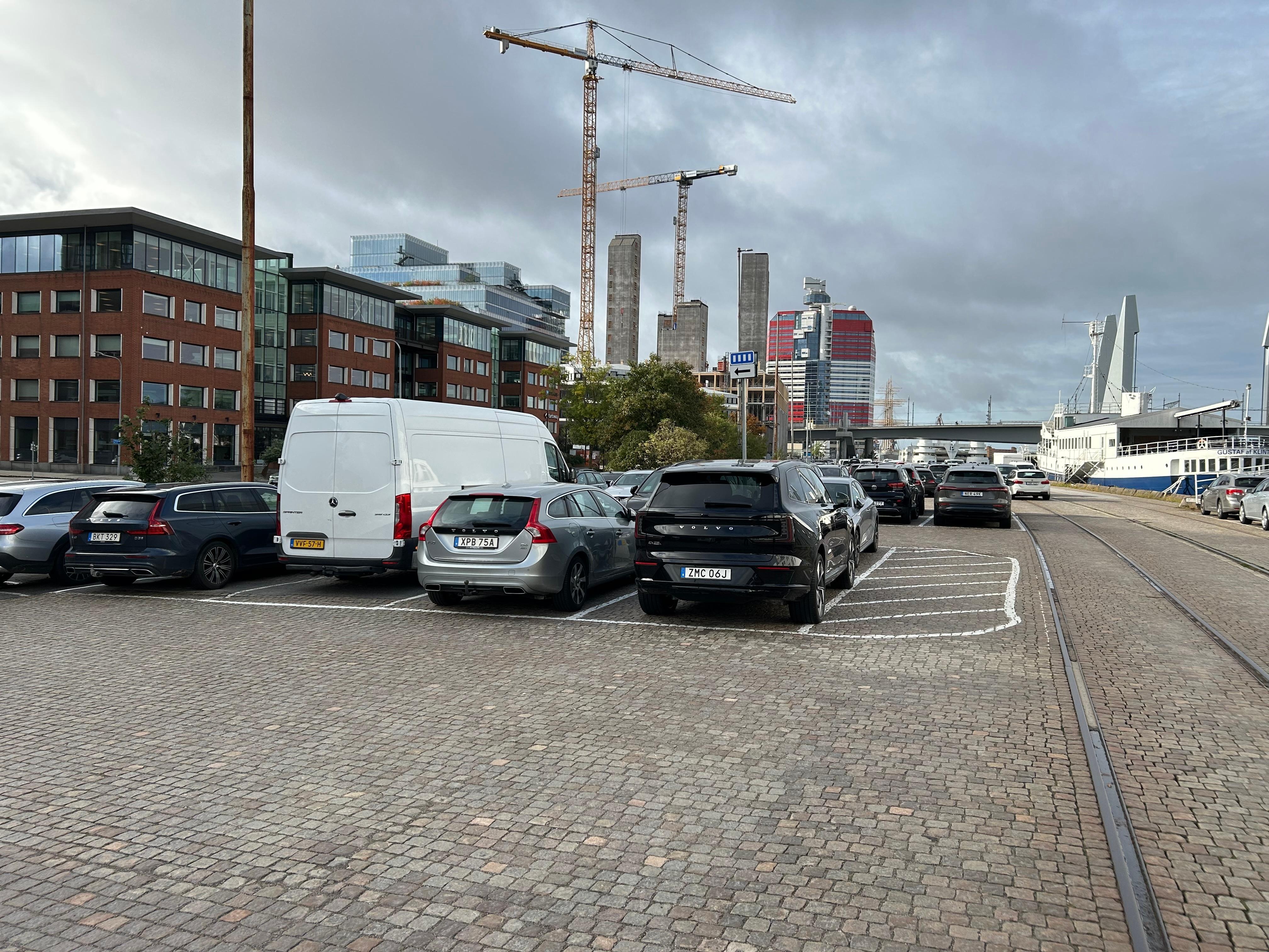 Car Park, NO SIGNS!!!