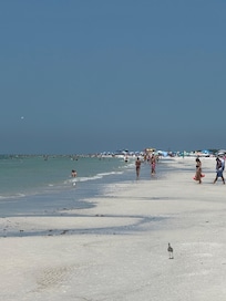 Siesta Key Beach a few steps from our rented condo