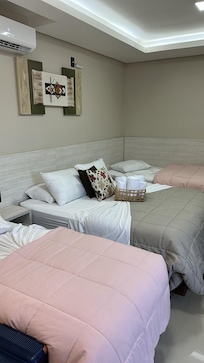 Quarto amplo e confortável