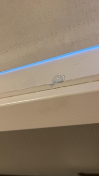 Lå en gammel (sannsynligvis brukt) kontaktlinse i vinduskarmen
