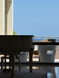 Lobby mit Blick nach außen