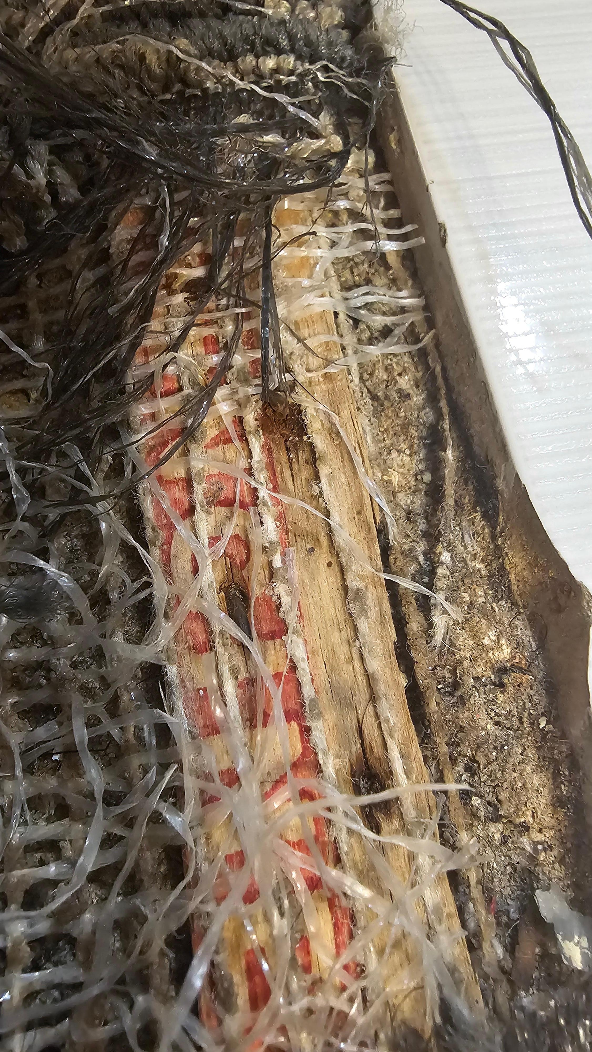 Alfombra rota y clavos oxidados a la salida del baño 