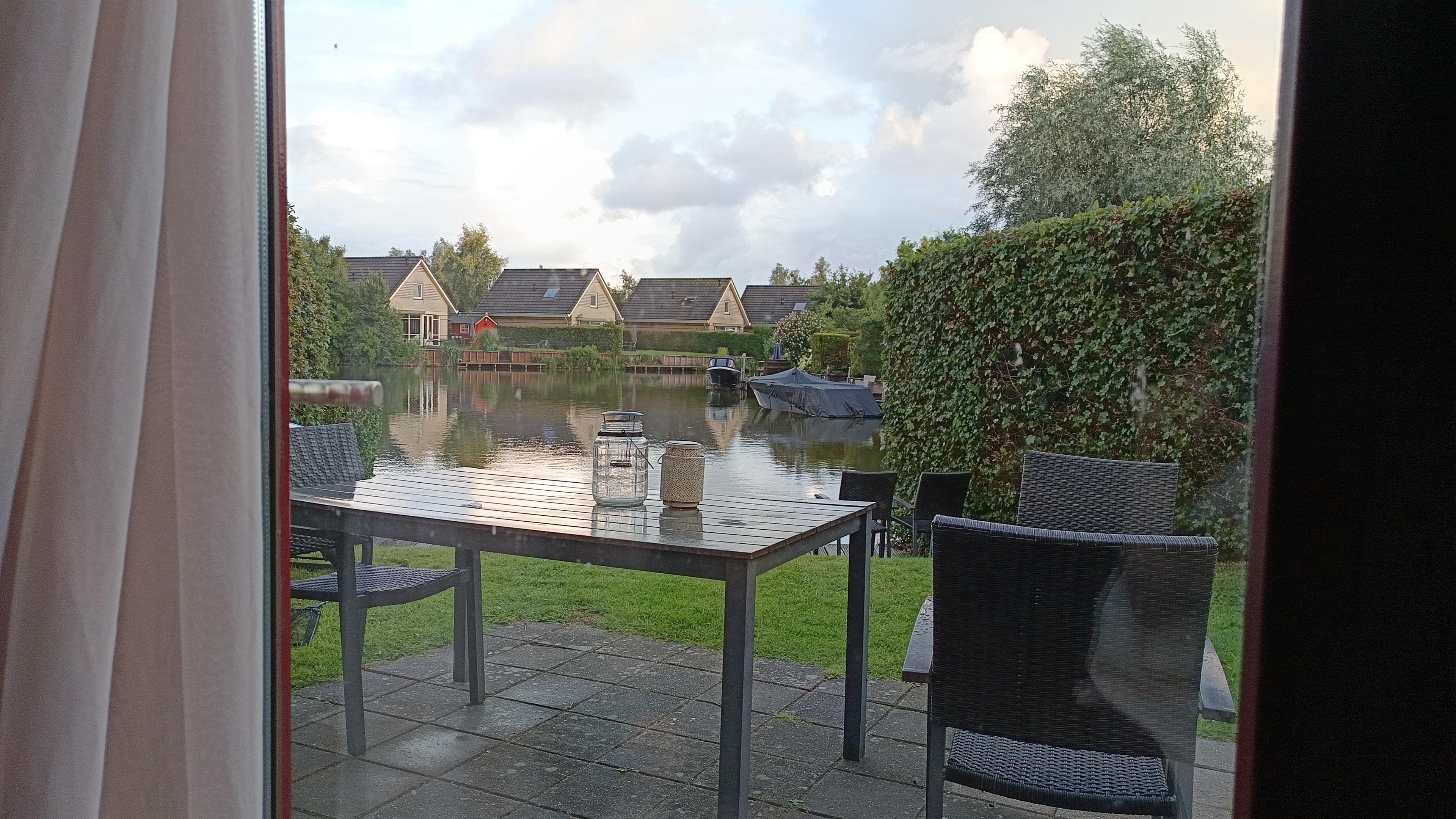Ausblick vom Esstisch auf den eigenen Steg zum Wasser ☺️