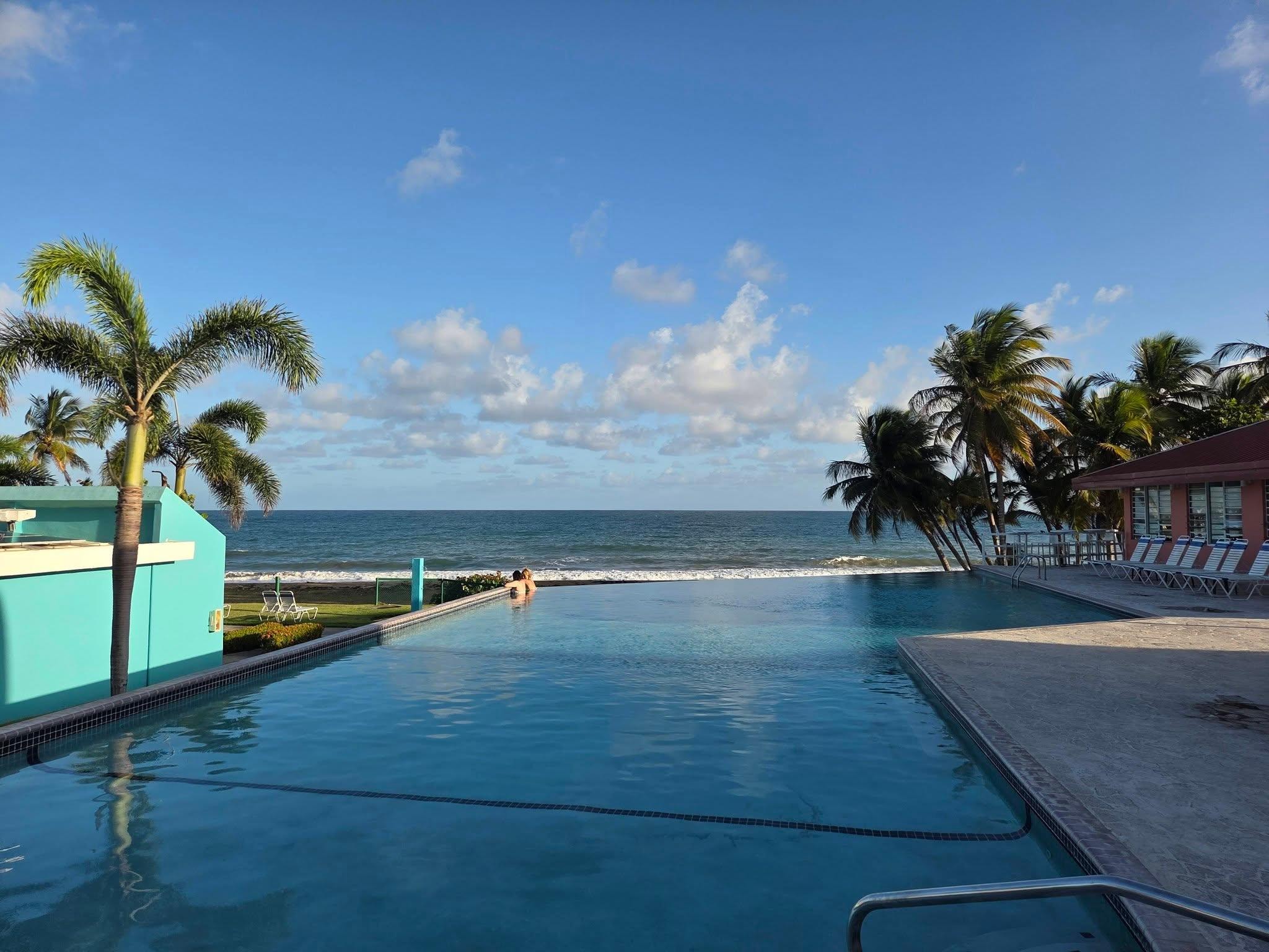 Foto de la piscina del Parador MaunaCaribe durante el amanecer del miercoles, 28 enero 2026