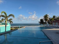 Foto de la piscina del Parador MaunaCaribe durante el amanecer del miercoles, 28 enero 2026